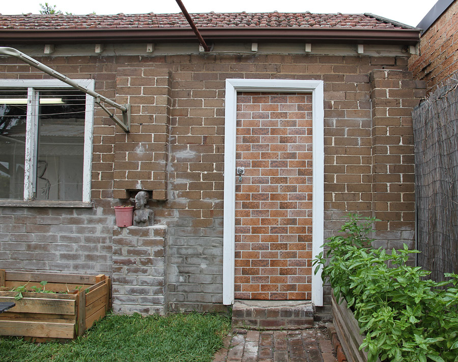 Jane Polkinghorne: "I'm a Brick House", 2013, wallpaper on wooden door